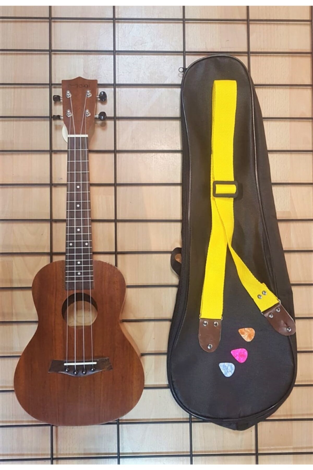 ADORA Masif Ahşap Maun Ağacı Concert Ukulele+kılıf+3 Adet Pena +askı Hediyeli