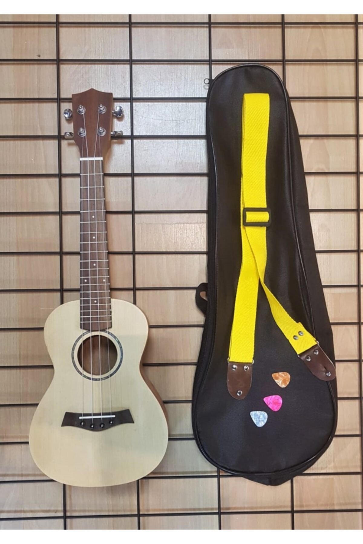 ADORA Concert Ukulele Ladin Ağacı +kılıf+3 Adet Pena+askı Hediye