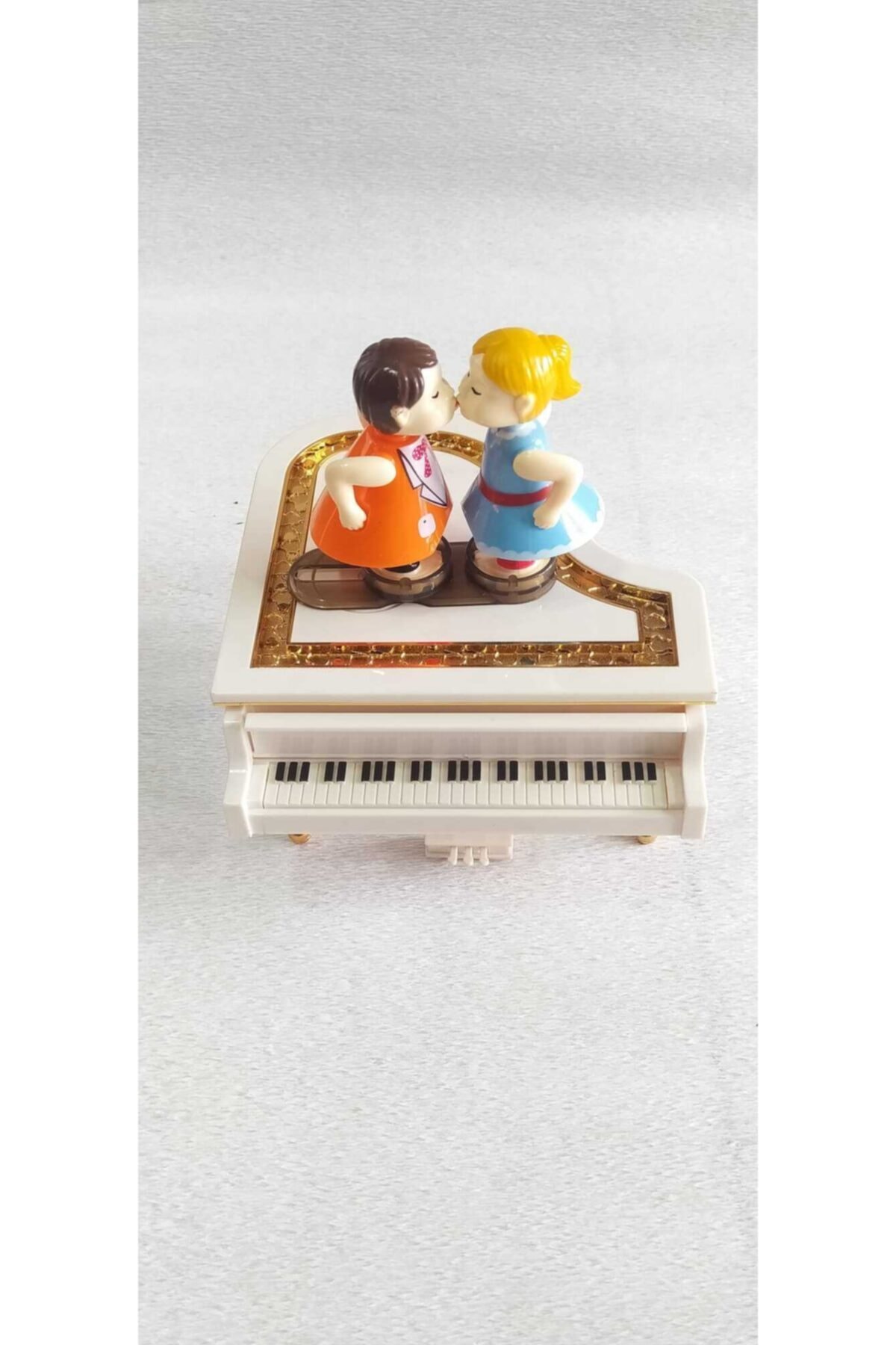matiat ticaret Piyano Tasarımlı Öpüşen Aşıklar Temalı Hareketli Müzik Kutusu  Beyaz