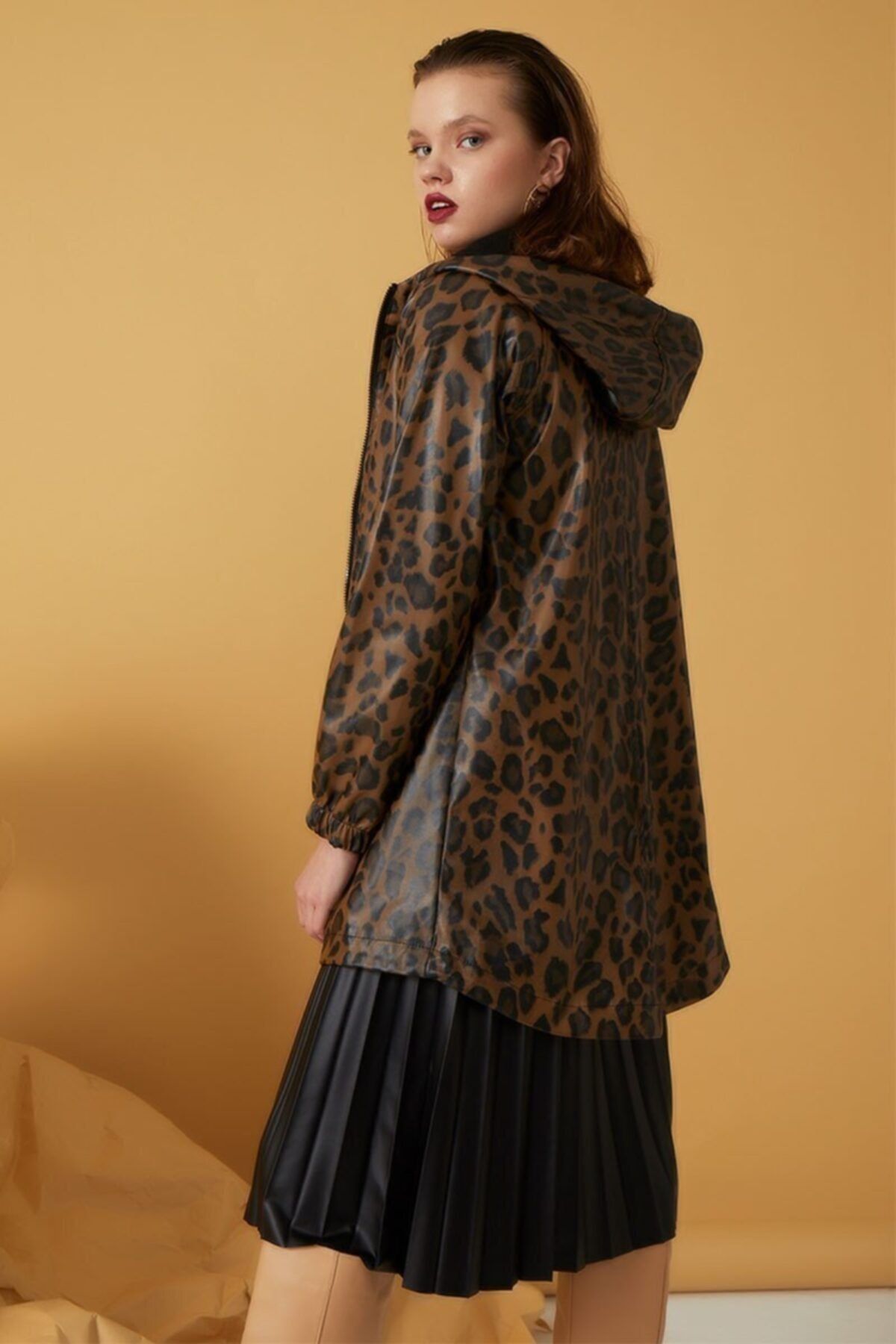 Afilva Kadın Kapüşonlu Model Leopar Desenli Yağmurluk