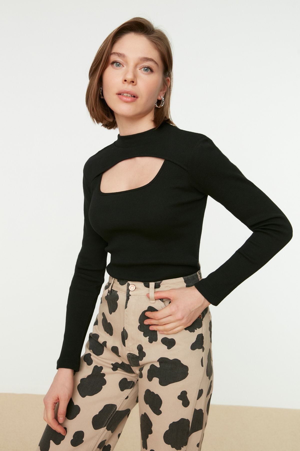 TRENDYOLMİLLA Siyah Pencere Detaylı Örme Bluz TWOAW21BZ0642