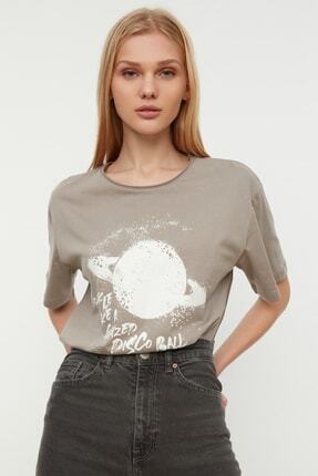 TRENDYOLMİLLA Gri Bakılı Boyfriend Örme T-Shirt TWOSS22TS1003