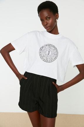 TRENDYOLMİLLA Beyaz Baskılı Crop Örme T-Shirt TWOSS22TS1006