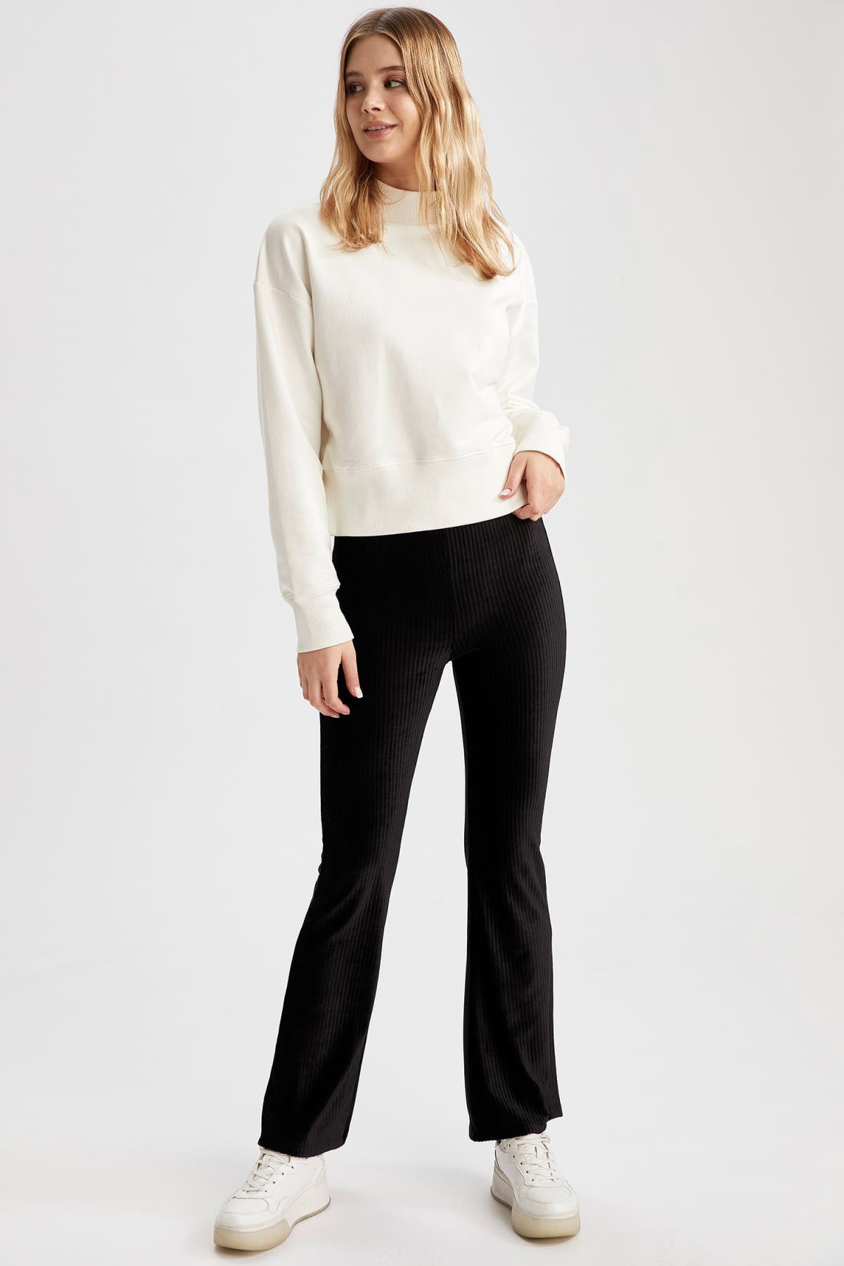 DeFacto Kadın Siyah İspanyol Paça Kadife Pantolon T5567AZ20WN