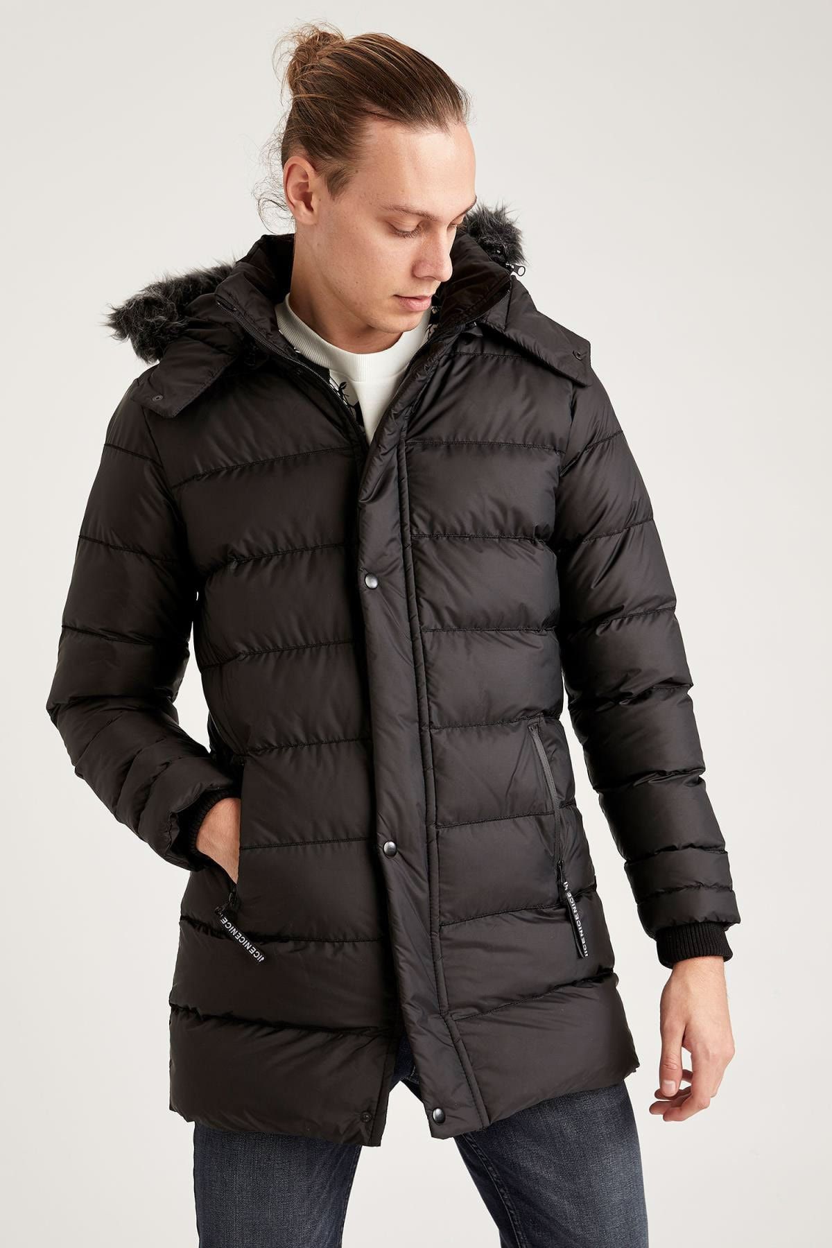 DeFacto Erkek Siyah Kapüşonlu Peluş Kürklü Şişme Kalın Parka T2605AZ20WN