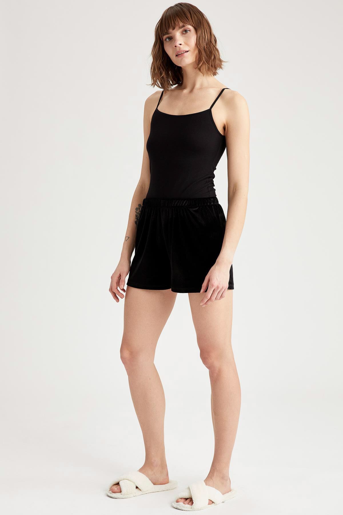 DeFacto Fall In Love Regular Fit Yılbaşı Temalı Kadife Mini Şort