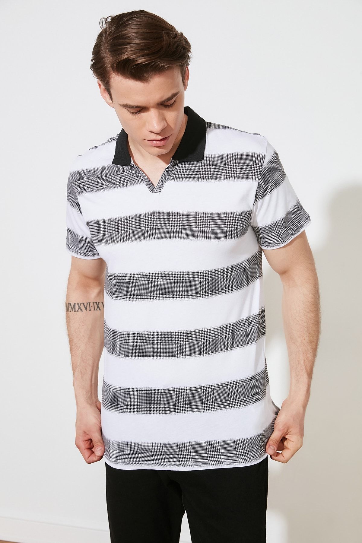 TRENDYOL MAN Beyaz Erkek Regular Fit Çizgili Kısa Kollu Polo Yaka T-shirt TMNSS21PO0123