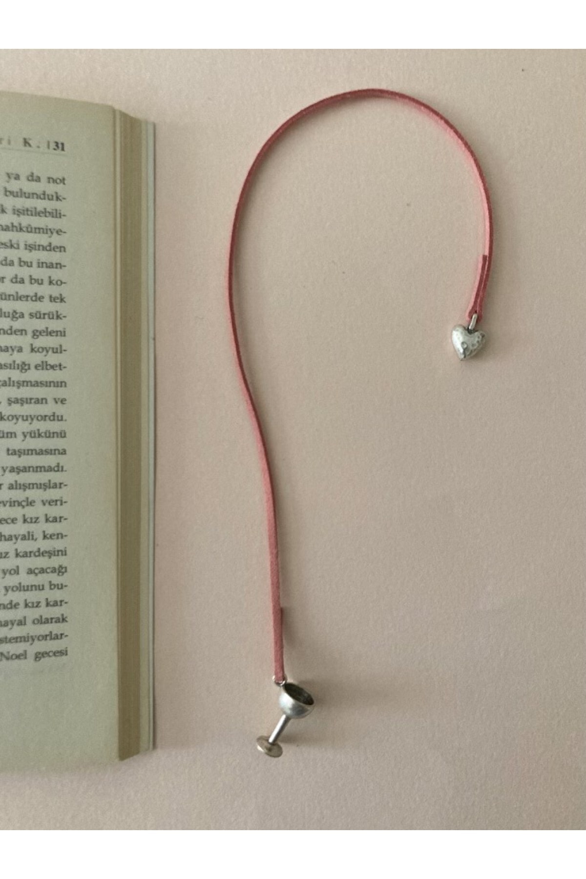 Pamuk & At Tasarım  El Yapımı Kadehli Ve Kalpli Pudra Pembe Süet Ipli Kitap Ayracı