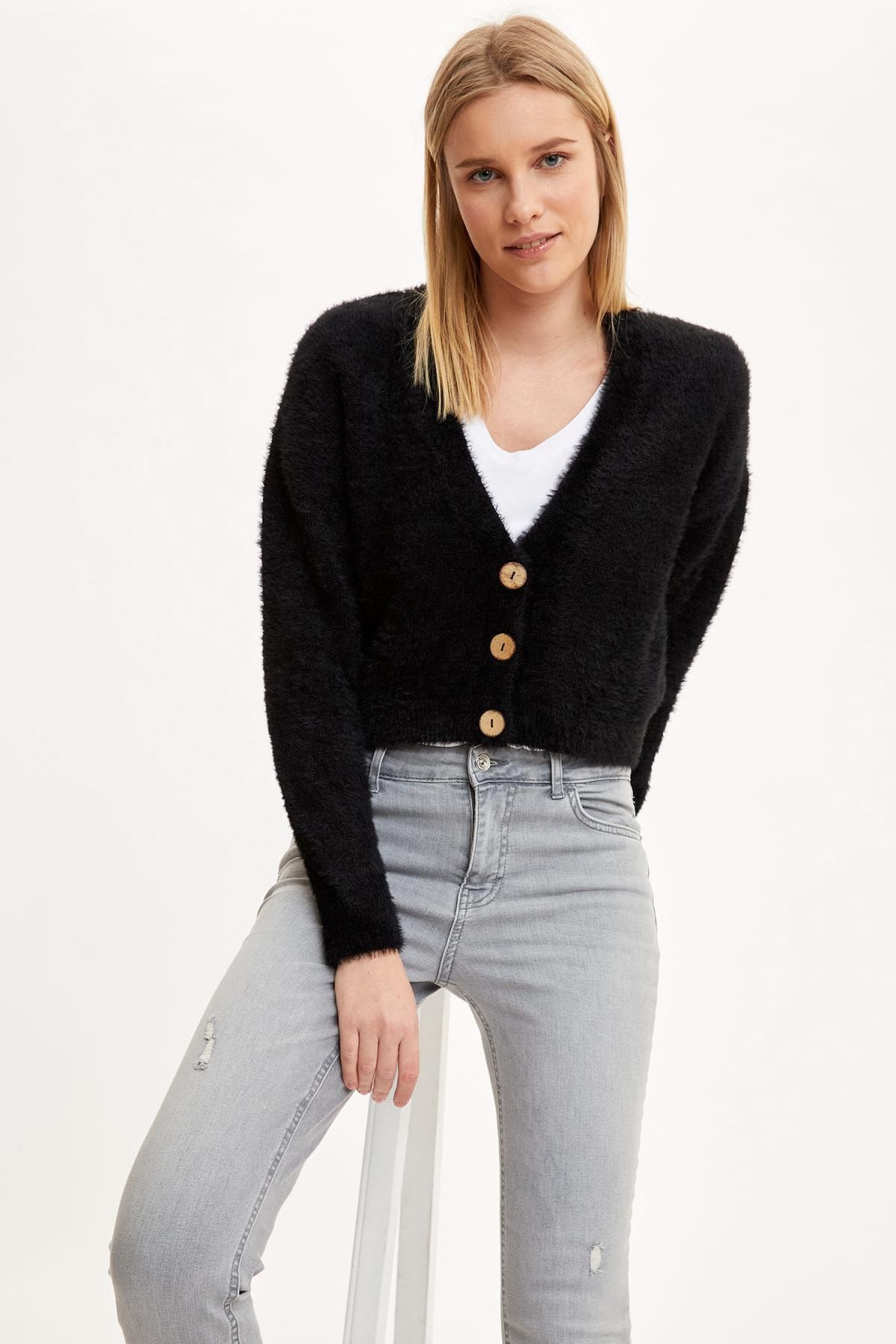 DeFacto Kadın Siyah V Yaka Düğmeli Oversize Fit Crop Triko Hırka R1337AZ20AU