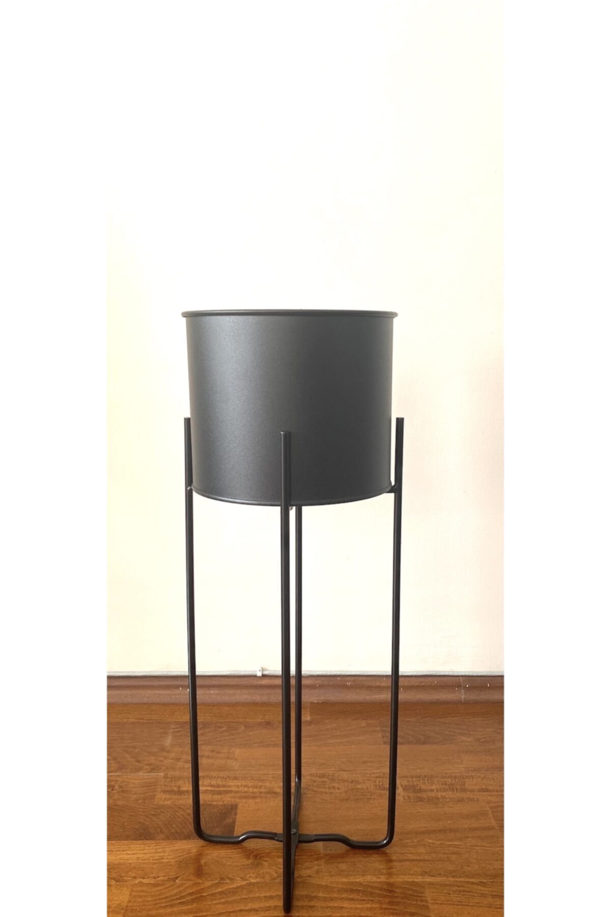 Esy concept Galvaniz Metal Ayaklı Saksı 58 Cm Siyah