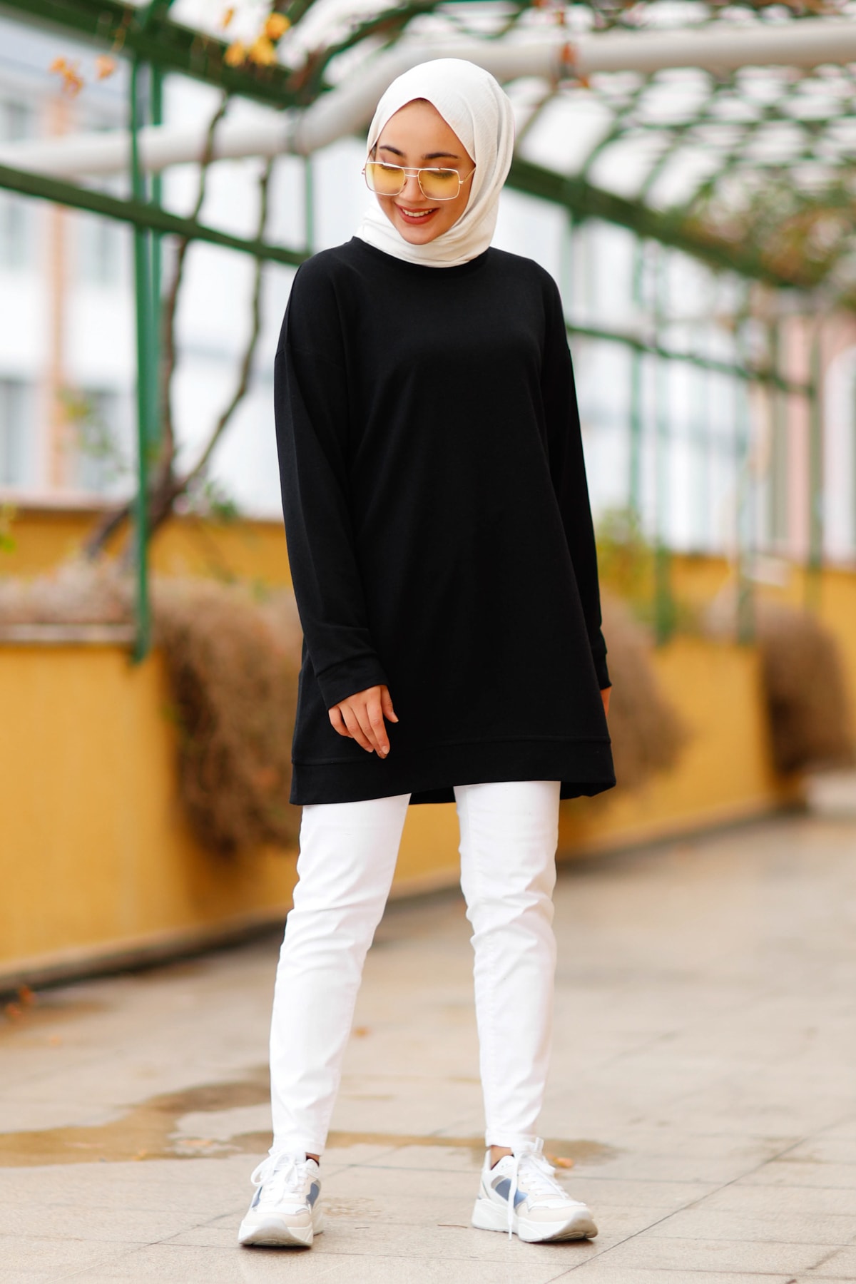 Moylin Kadın Siyah Düşük Omuzlu Sweatshirt 1654