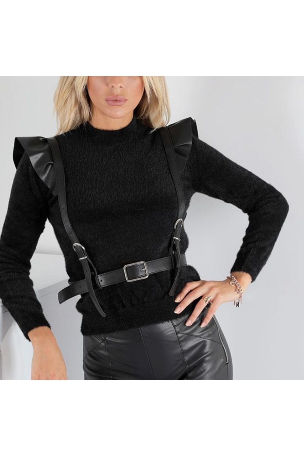 UçarıTrendler Kadın Siyah Cool Model Omuz Detaylı Askılı Kemer