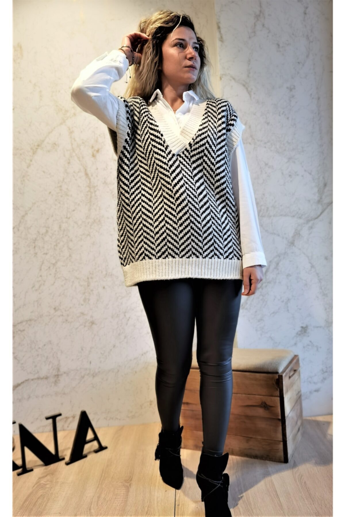 KÜBRA NUR AÇAR Kadın Siyah V Yaka Zikzak Desenli Süveter