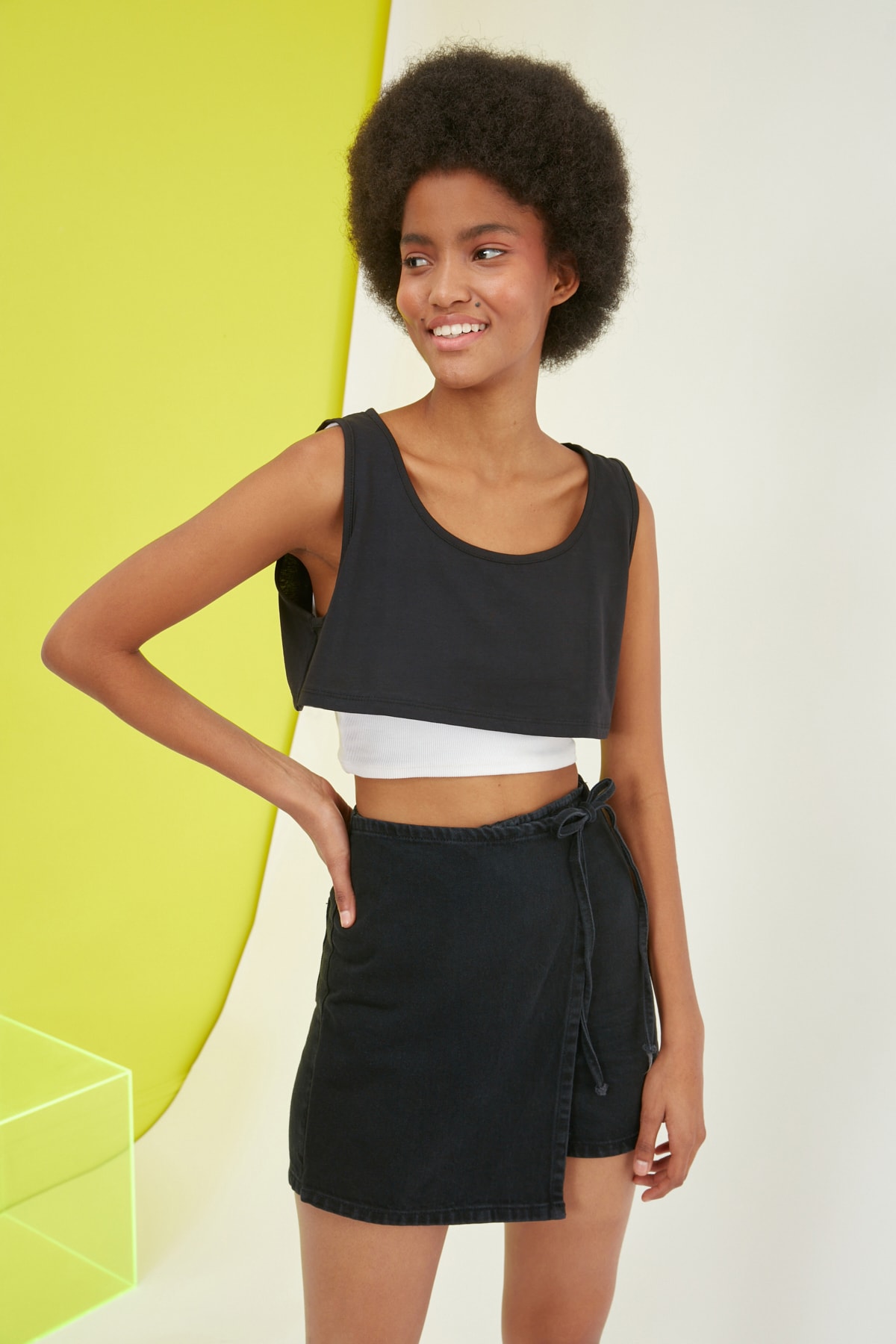 TRENDYOLMİLLA Siyah Omuz Detaylı Crop Örme Atlet TWOSS21AL0108