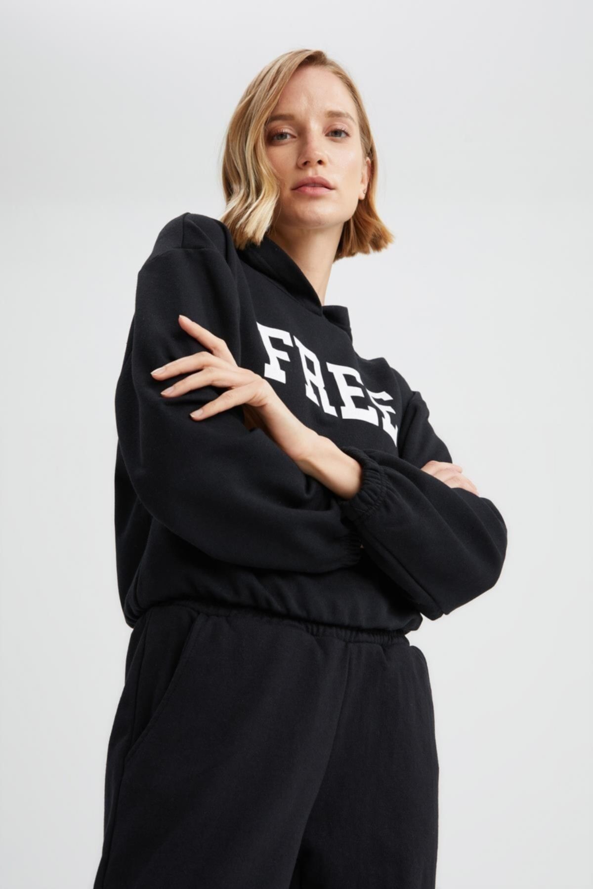 Black WOMAN Crop Sweatshirt 2911190 | DeFacto