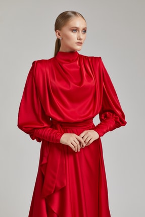 kırmızı degaje yaka saten elbise