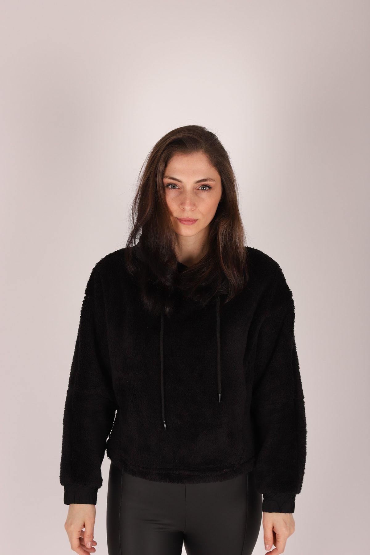 Butik Matmazel Kadın Siyah Renk Yarasa Kol Kapüşonlu Pelüş Sweat