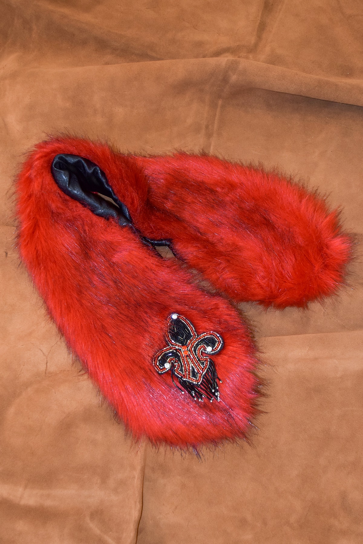 GZ Design Siyah İşlemeli Kırmızı Kürk Boyunluk