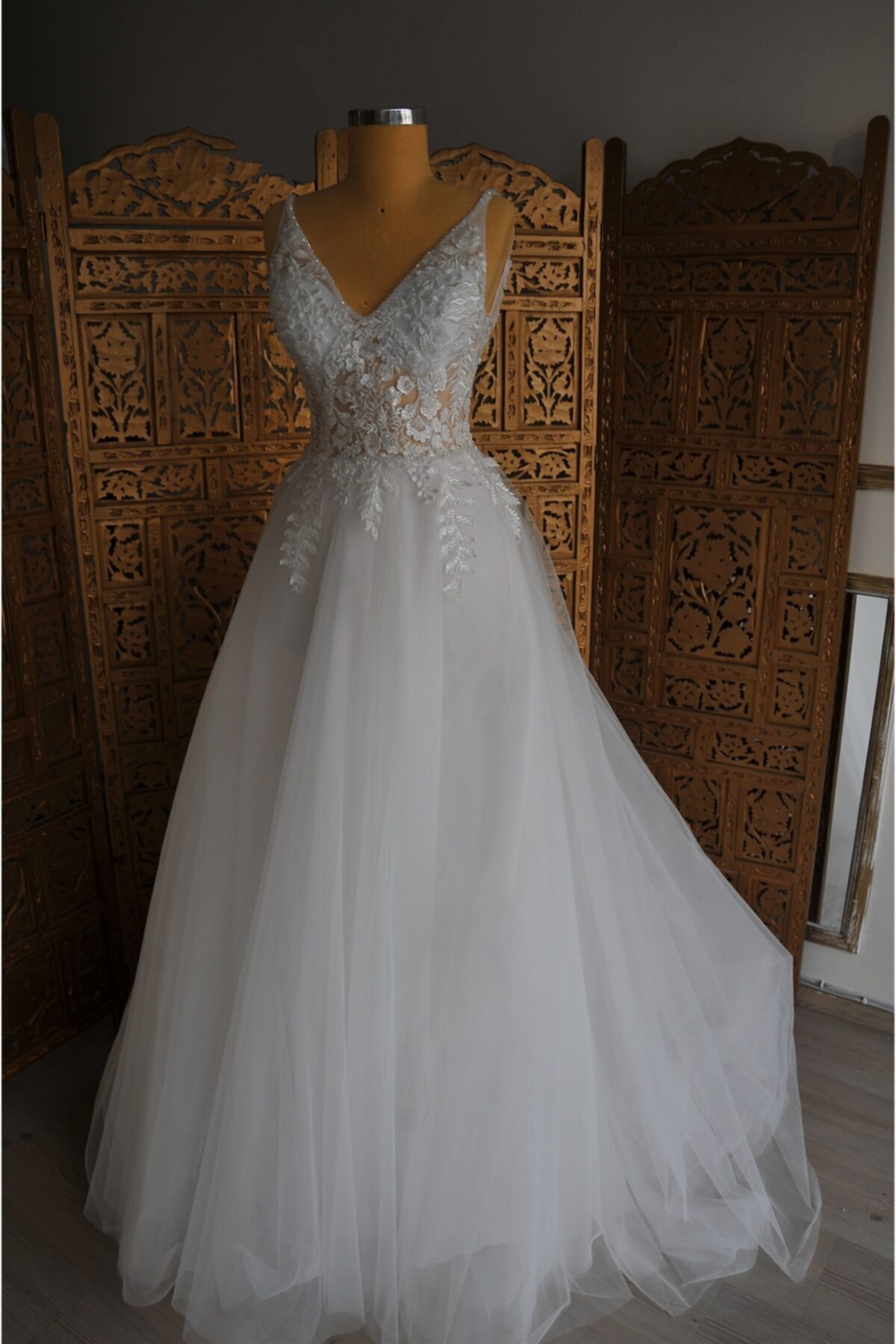 Çağrı Şengül & Serdar Yüzer Moda V Yaka Gelinlik