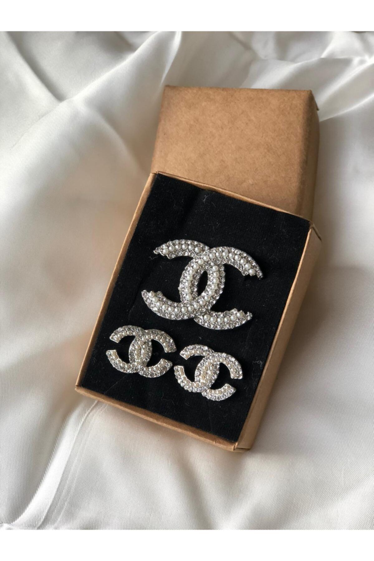 HİLLSCARF Chanel Taşlı Broş & Küpe Seti