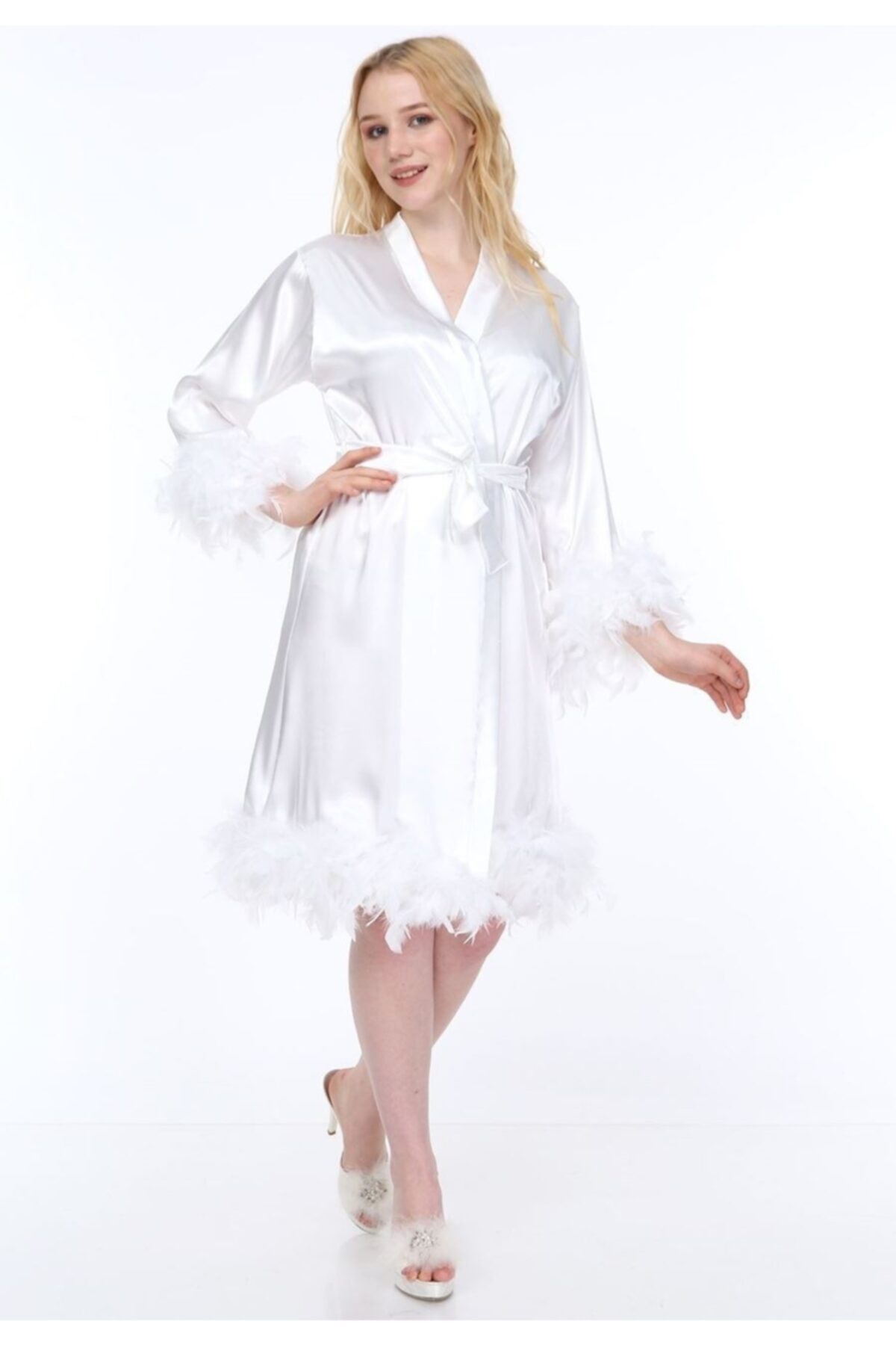 EliteWomans Kadın Ekru Eteği ve Kolları Tüylü Bride Sabahlık ve Taç Seti