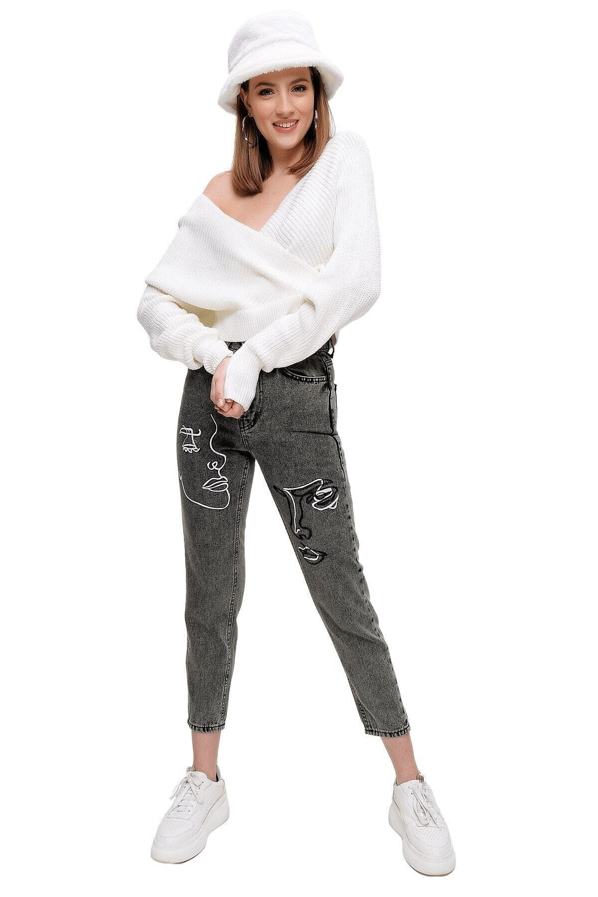butikburuç Kadın Füme Yüz Nakışlı Mom Kot Pantolon