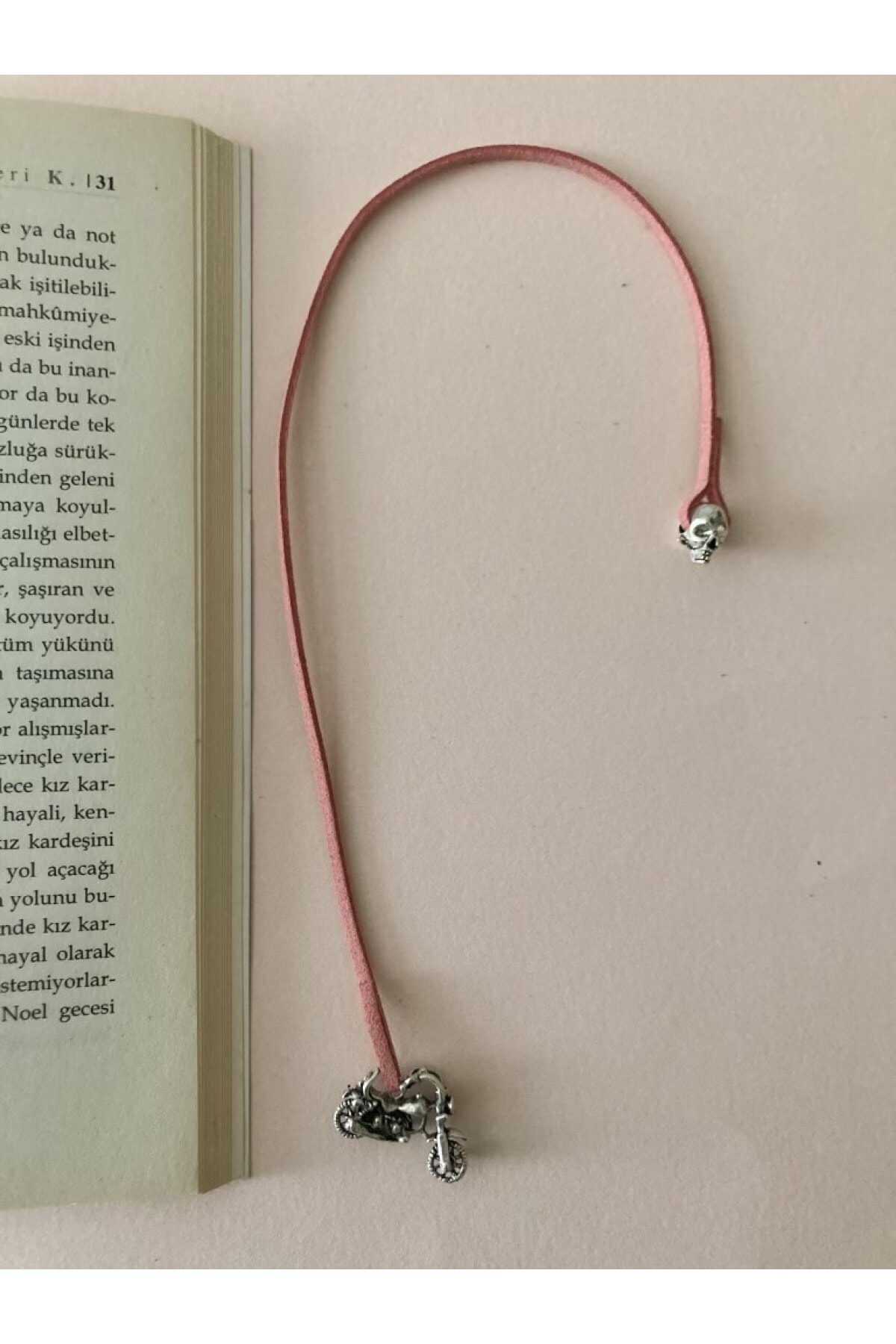 Pamuk & At Tasarım / El Yapımı Motorsikletli Ve Kuru Kafalı Pudra Pembe Süet Ipli Kitap Ayracı