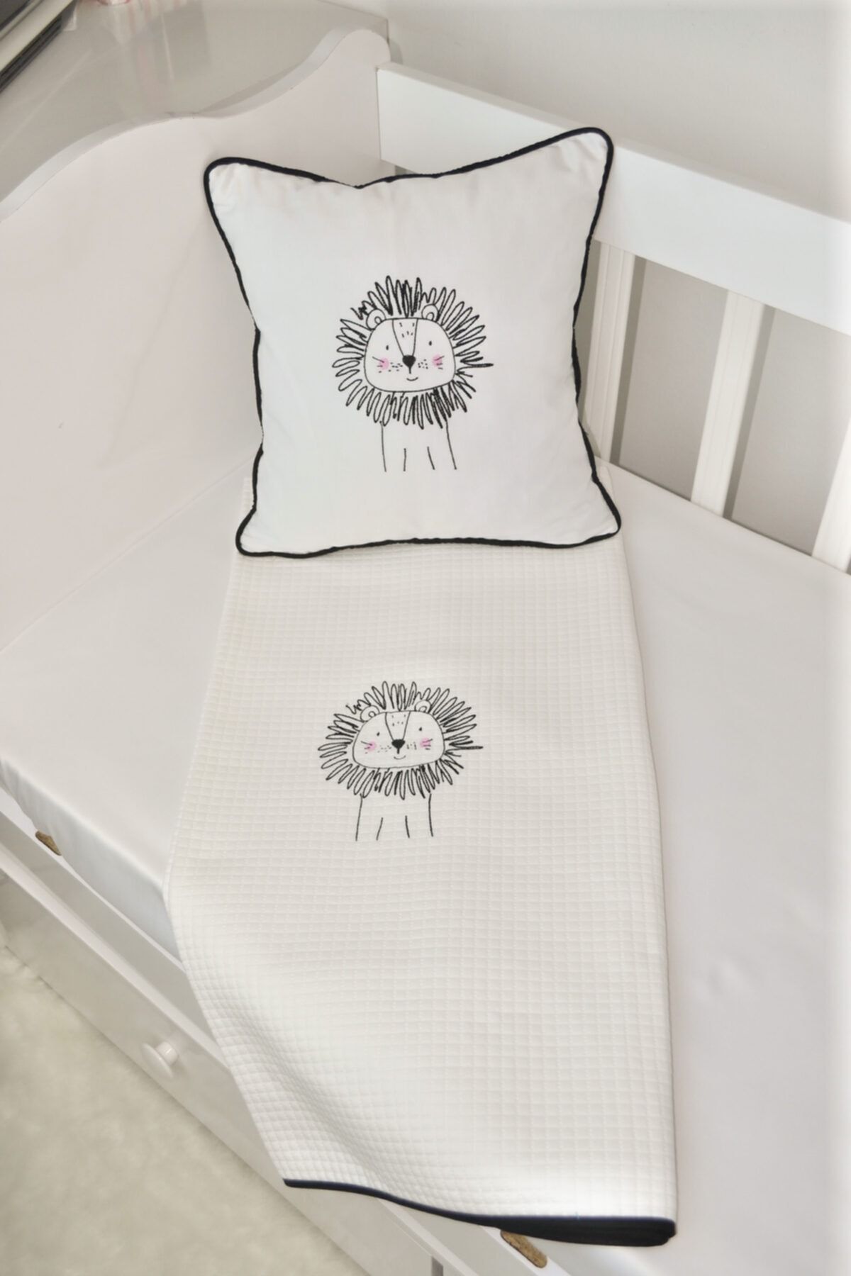 HS Home Baby 0-4 Yaş Aslan Nakışlı %100 Pamuklu 110*140 Cm Beyaz Pike Takımı