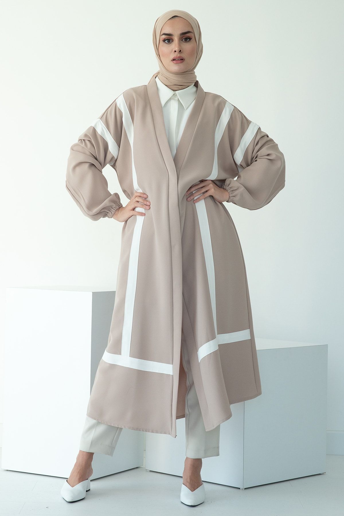 mintahayse Kadın Açık Vizon Şeritli  Bilek Lastikli Kemer Aksesuarlı Abaya Kimono