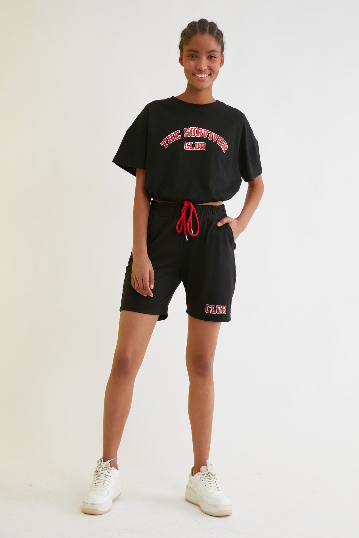 TRENDYOLMİLLA Siyah Baskılı Örme Şort & Bermuda TWOSS21SR0275