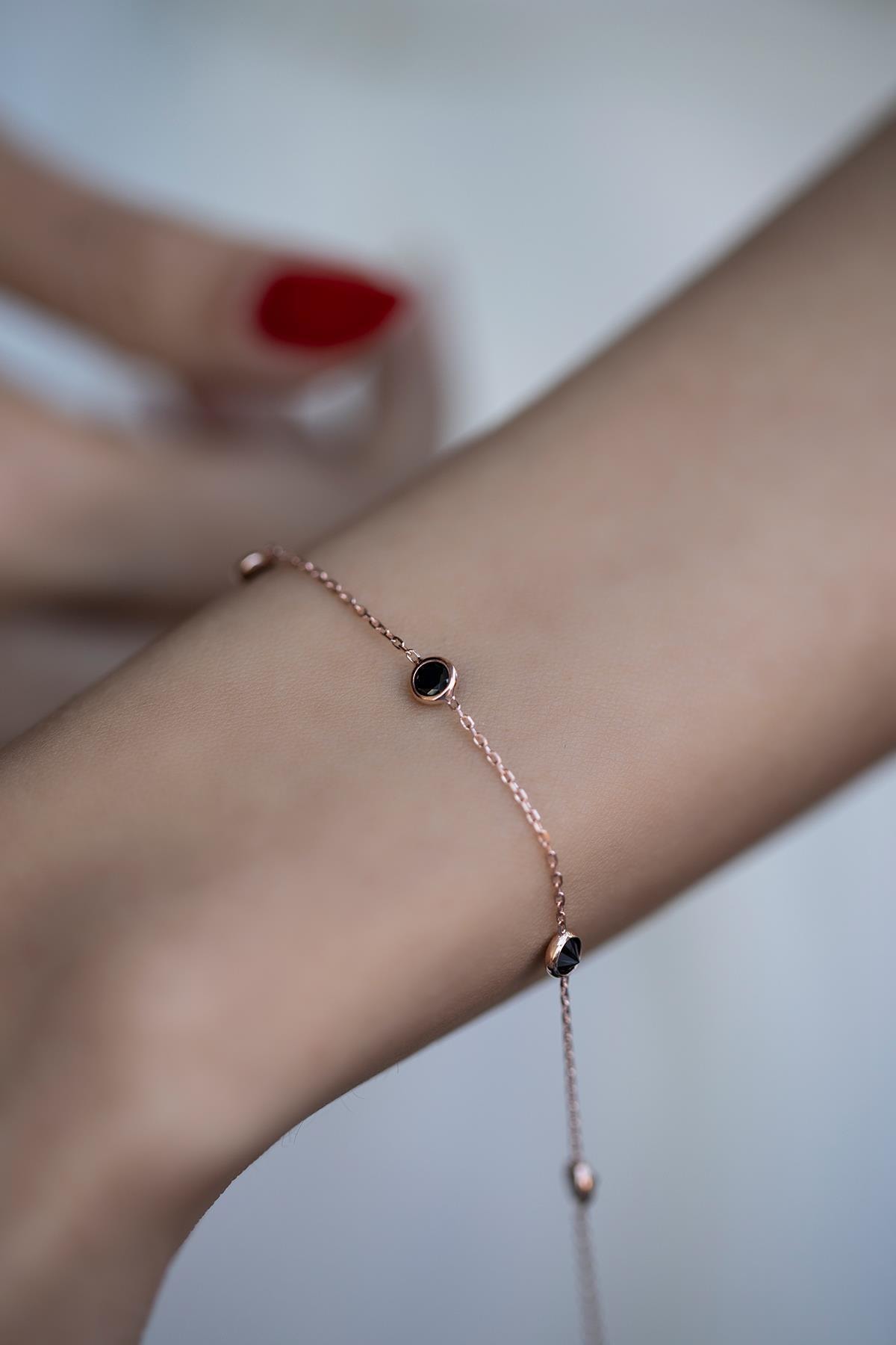 İzla Design Kadın Siyah Zirkon Taşlı Rose Kaplama Gümüş Zincir Bileklik İZLASLVR00328