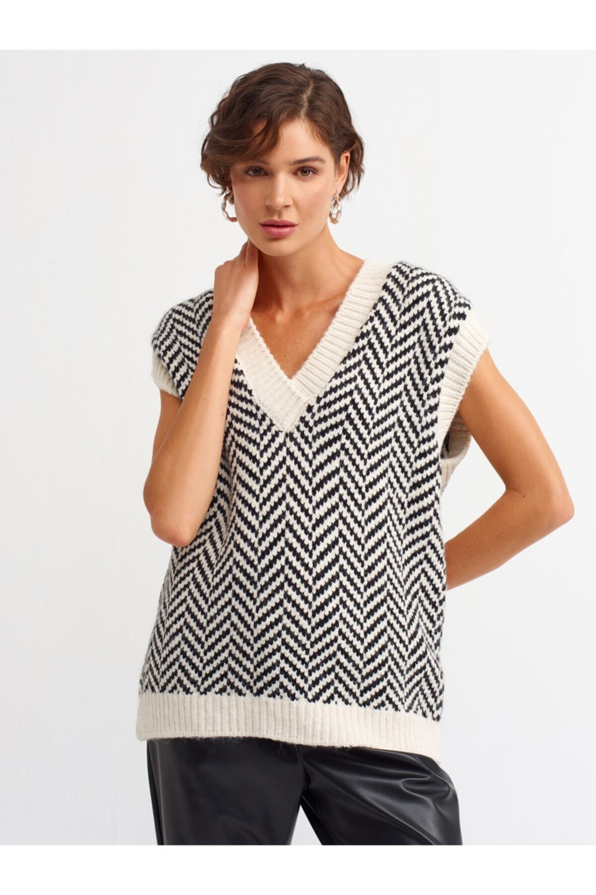 HG Sezgin Kadın  Ekru V Yaka Süeter