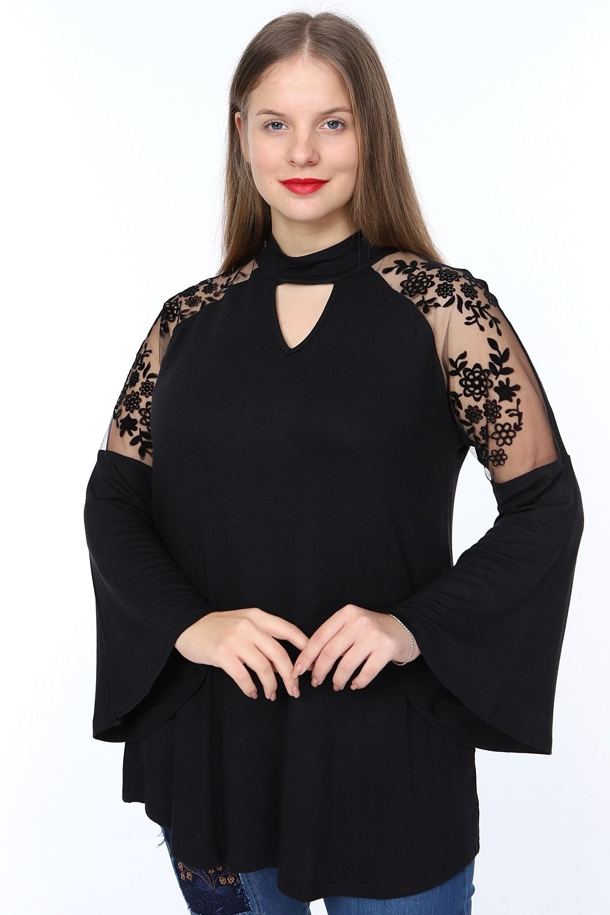 Osyoumoda Büyükbeden Ispanyol Kol Pencere Yaka Detaylı Tül Üzeri Üç Boyutlu Kadife Çiçek Desenli Bluz
