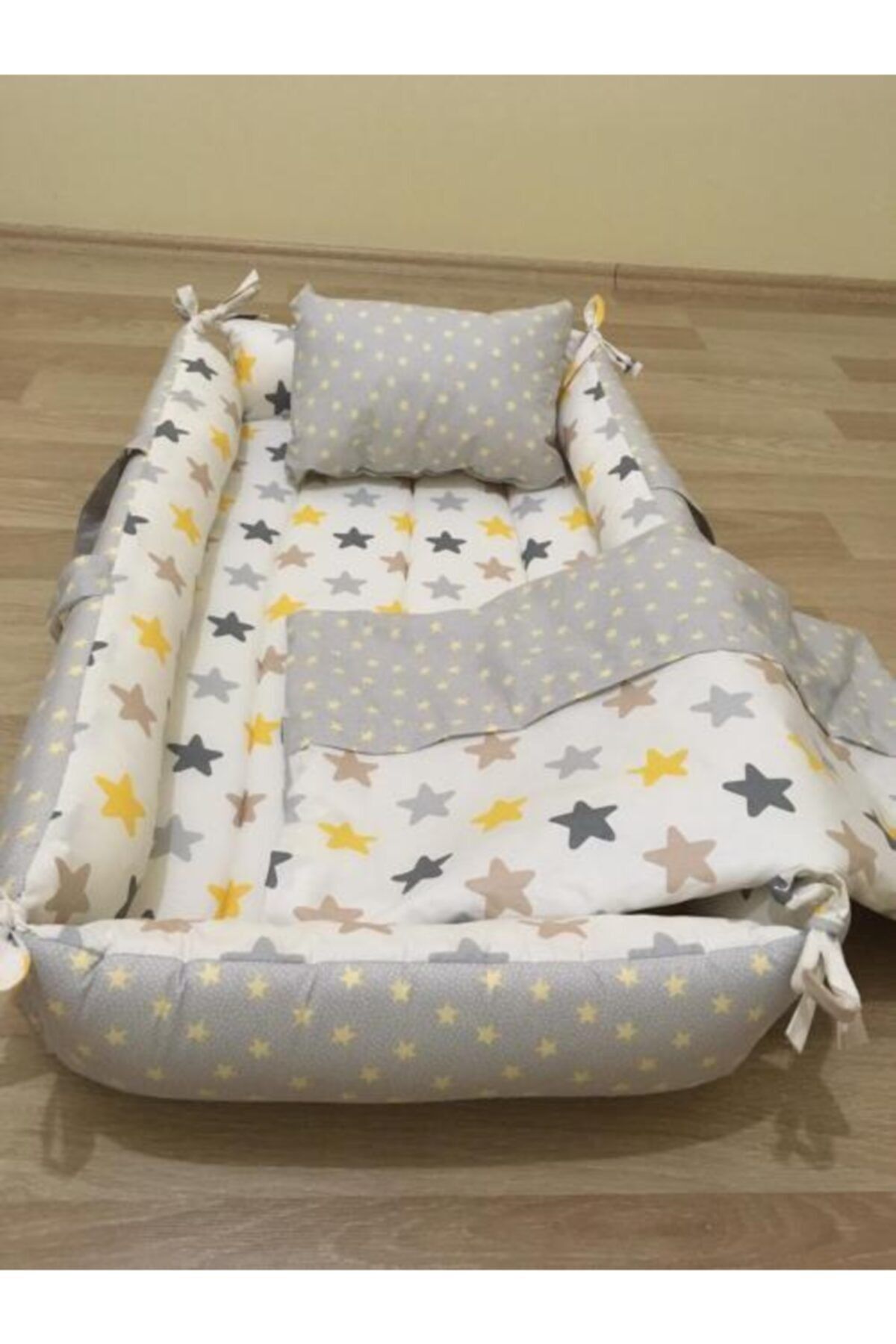 Balamira Gri Zemin Sarı Yıldızlı 3 Parça Babynest Seti Yatak Yastık Pike