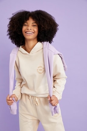 DeFacto Fit Regular Fit Kap&uuml;şonlu Nakışlı S&uuml;rd&uuml;r&uuml;lebilir Organik Pamuklu Sweatshirt