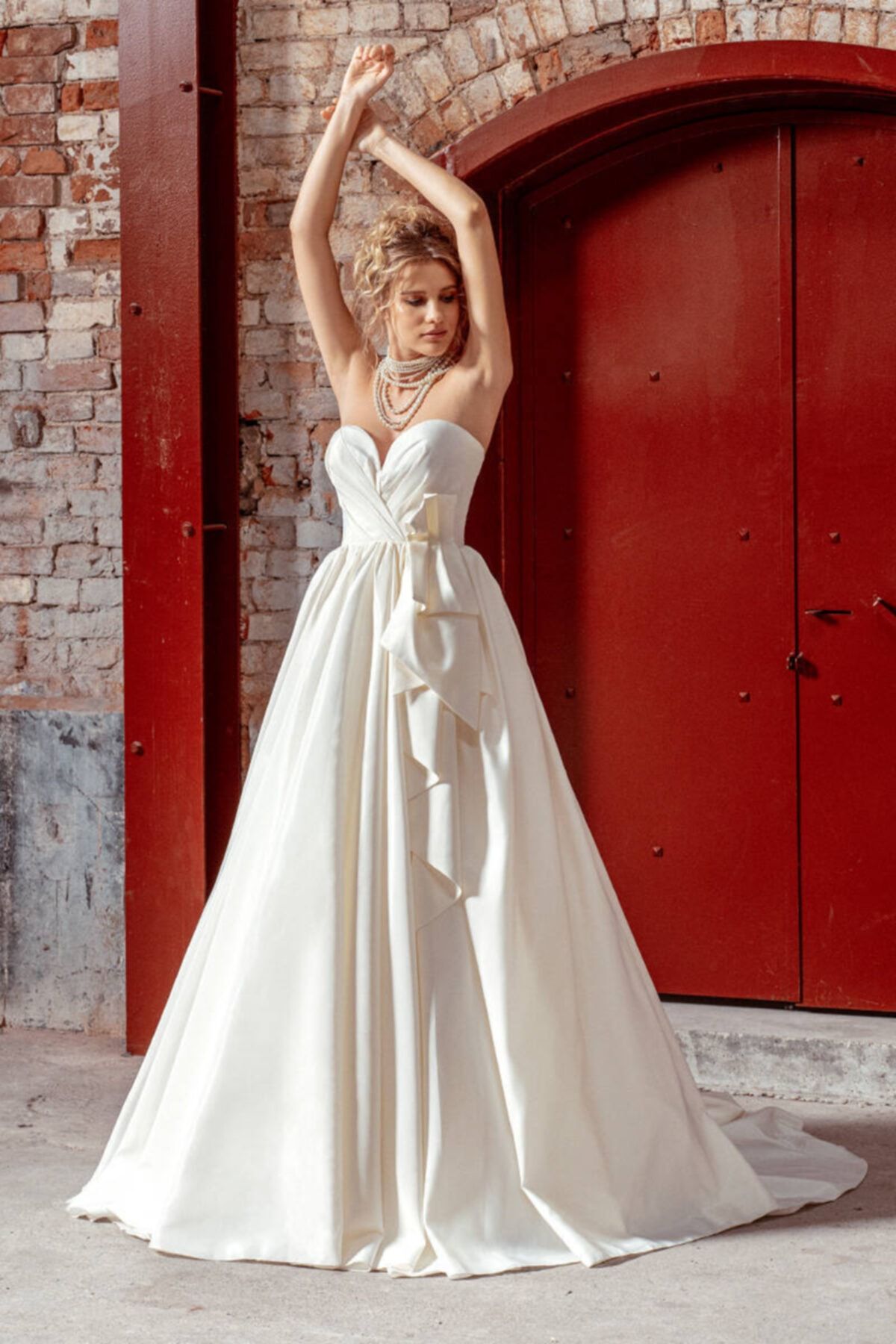 Mediha Cambaz Bridal Craft Minimal Kuşak Detaylı Sert Saten Sade Straplez Gelinlik Modeli