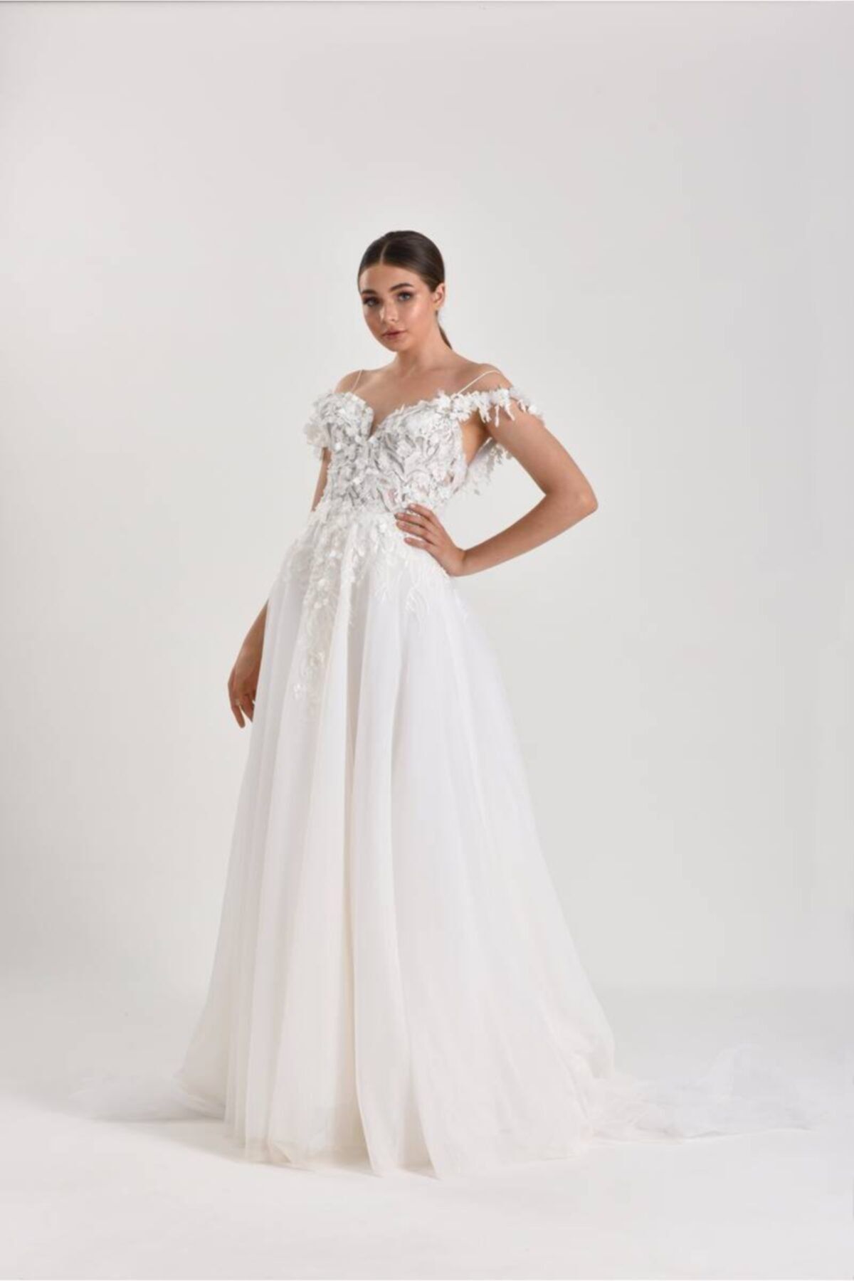 Mediha Cambaz Bridal Elevatıon Üç Boyutlu Çiçekli Dallı Düşük Askılı A Gelinlik Modeli