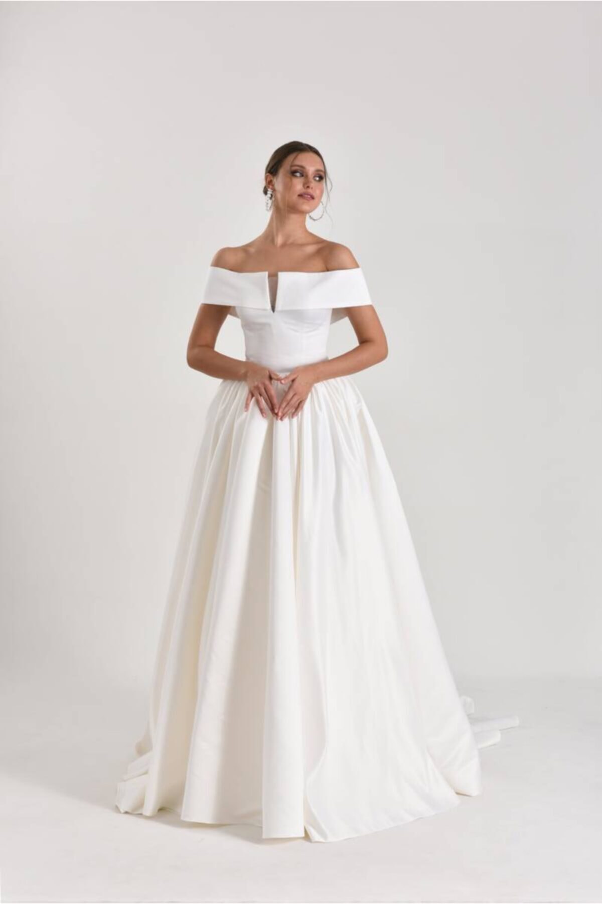 Mediha Cambaz Bridal Albedo Havuz Yaka Sade Saten Pileli Kırık Beyaz Prenses Gelinlik