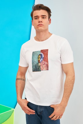 TRENDYOL MAN Beyaz Erkek Regular Fit Bisiklet Yaka Scala Group Lisanslı Baskılı Kısa Kollu T-Shirt TMNSS21TS0254