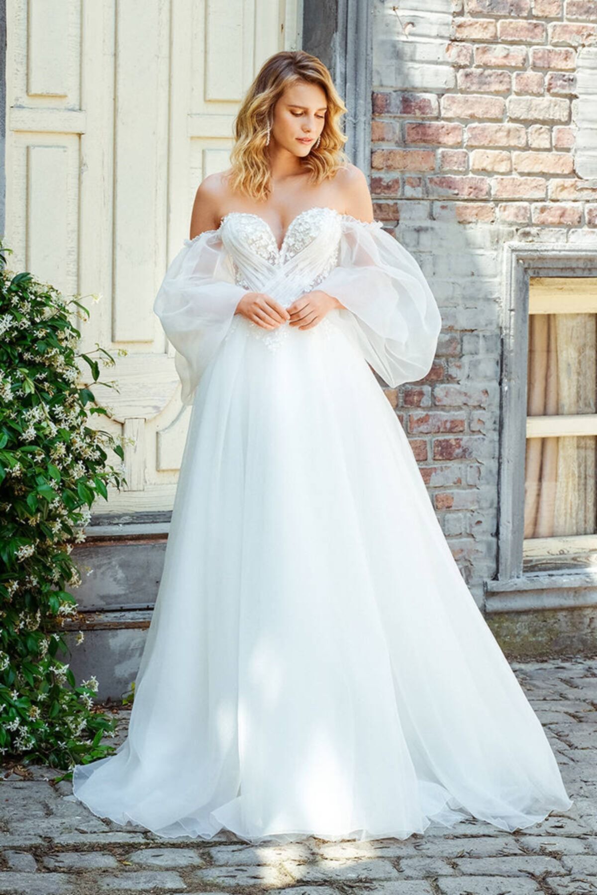 Mediha Cambaz Bridal Nova M Yaka V Drape Detaylı 3 Boyutlu Kemerli Vintage Hafif Gelinlik