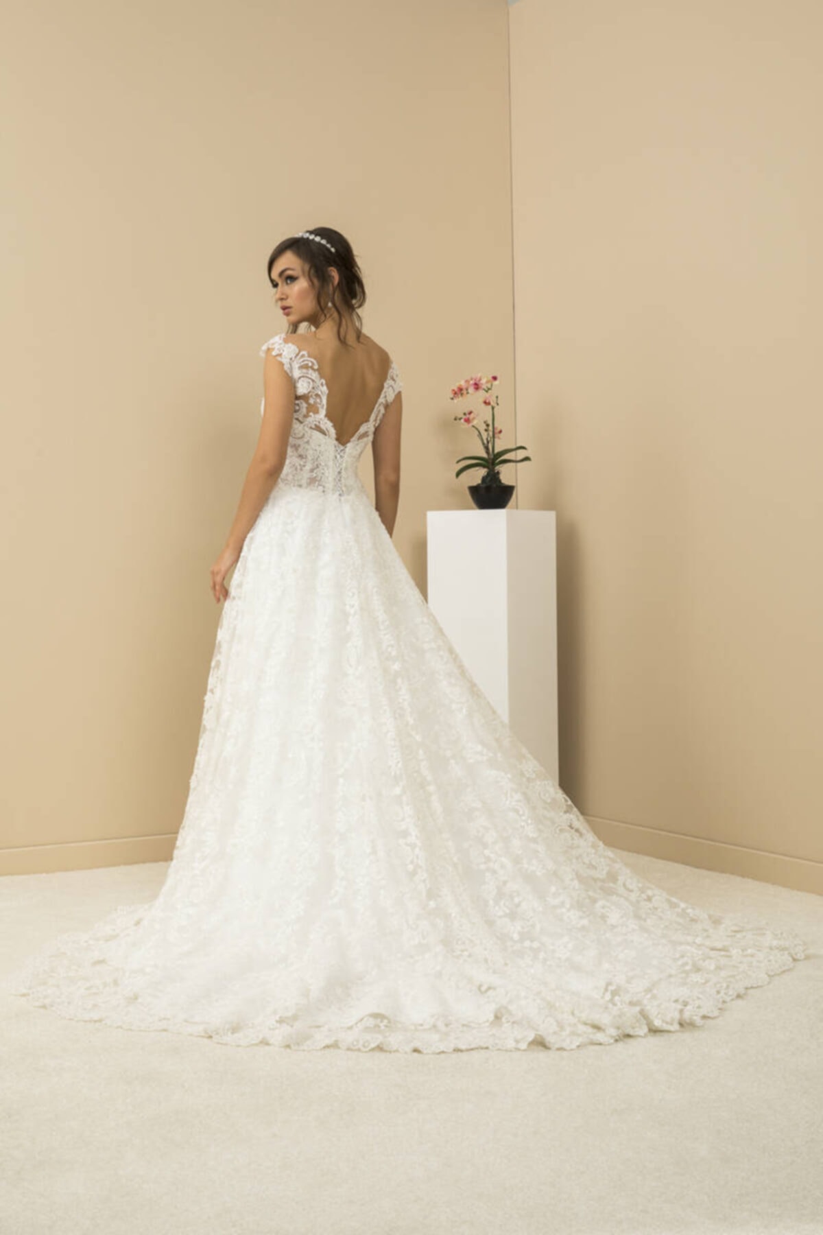 Mediha Cambaz Bridal Fınest Boydan Klasik Dantelli Askılı Gelinlik