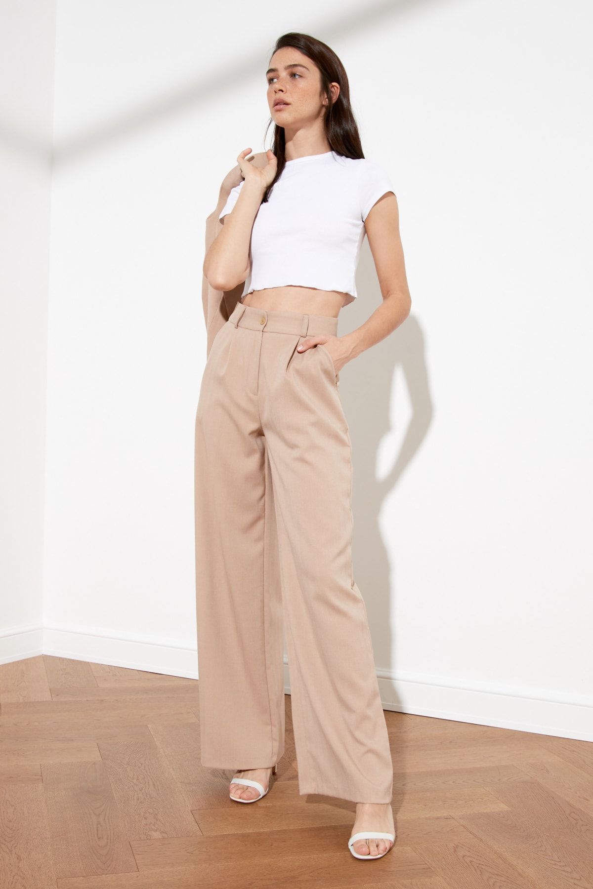 TRENDYOLMİLLA Bej Dökümlü Pileli Bol Paça Pantolon TWOSS21PL0057