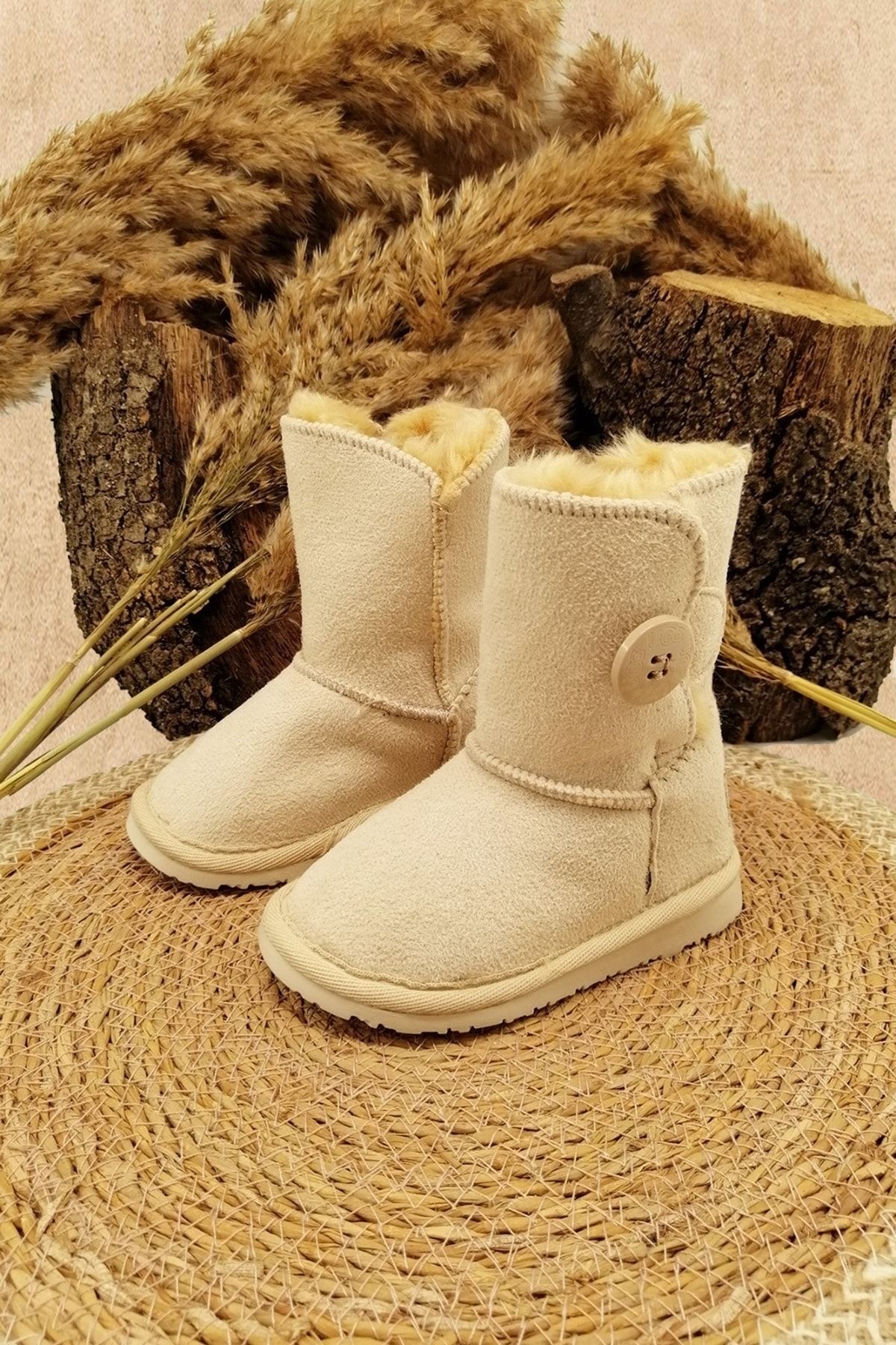 Boots with fur clearance inside