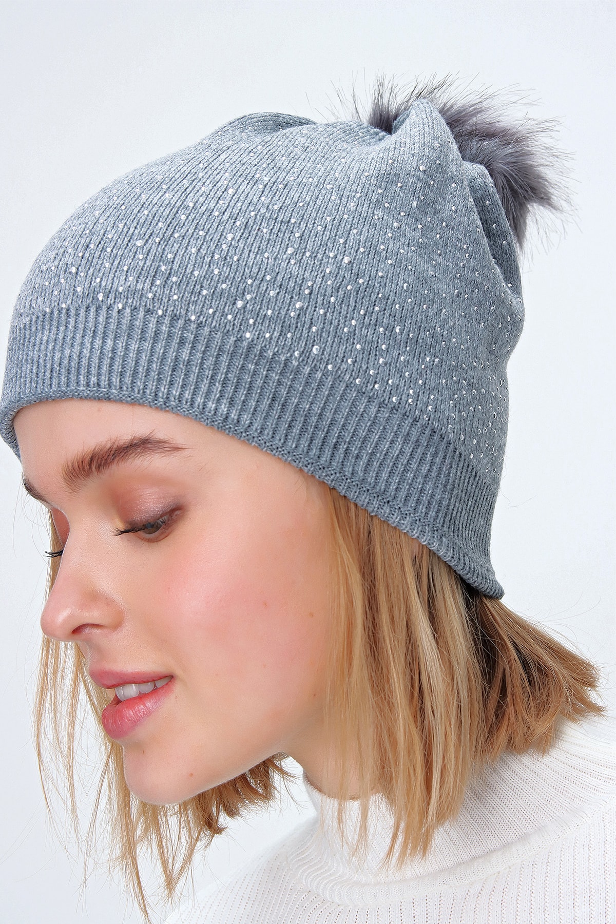 Trend Alaçatı Stili Kadın Gri Taşlı Ponpon Bere ALC-A2136