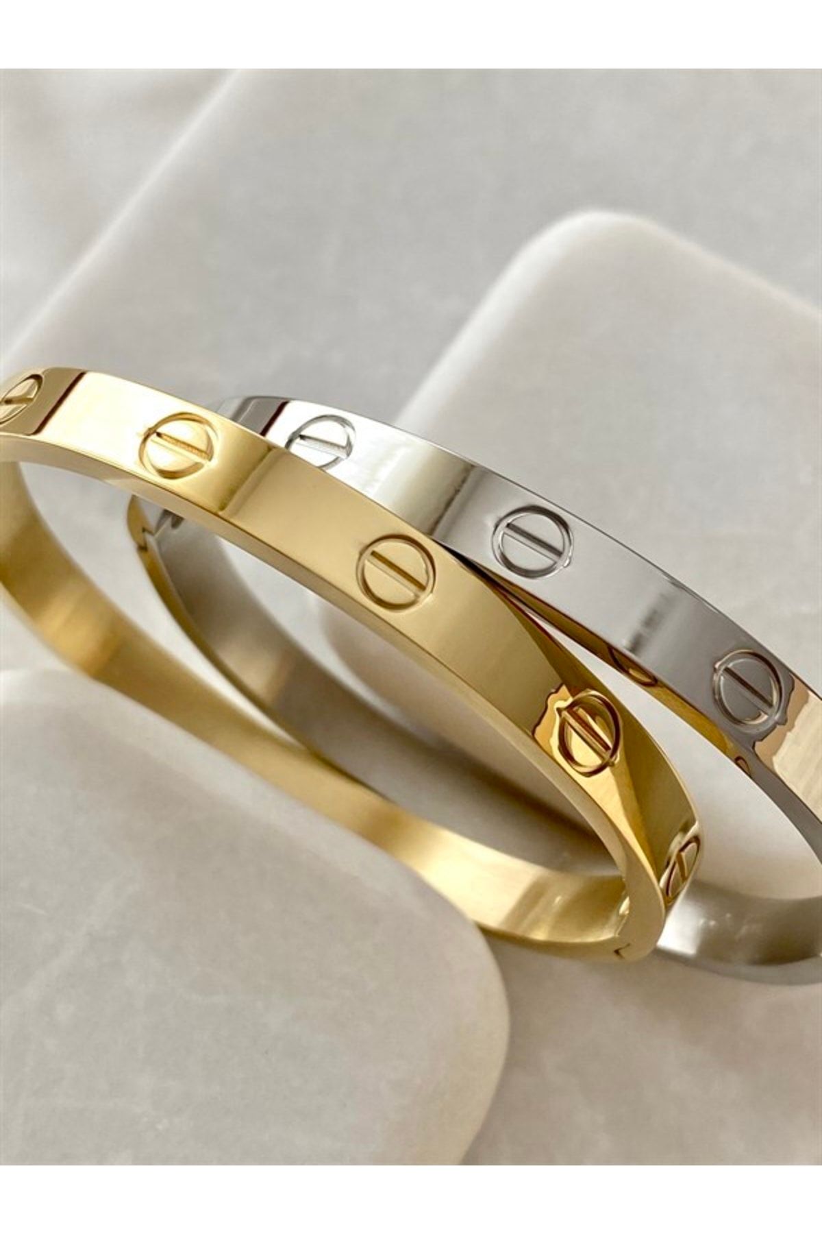 Cartier handcuff best sale bracelet