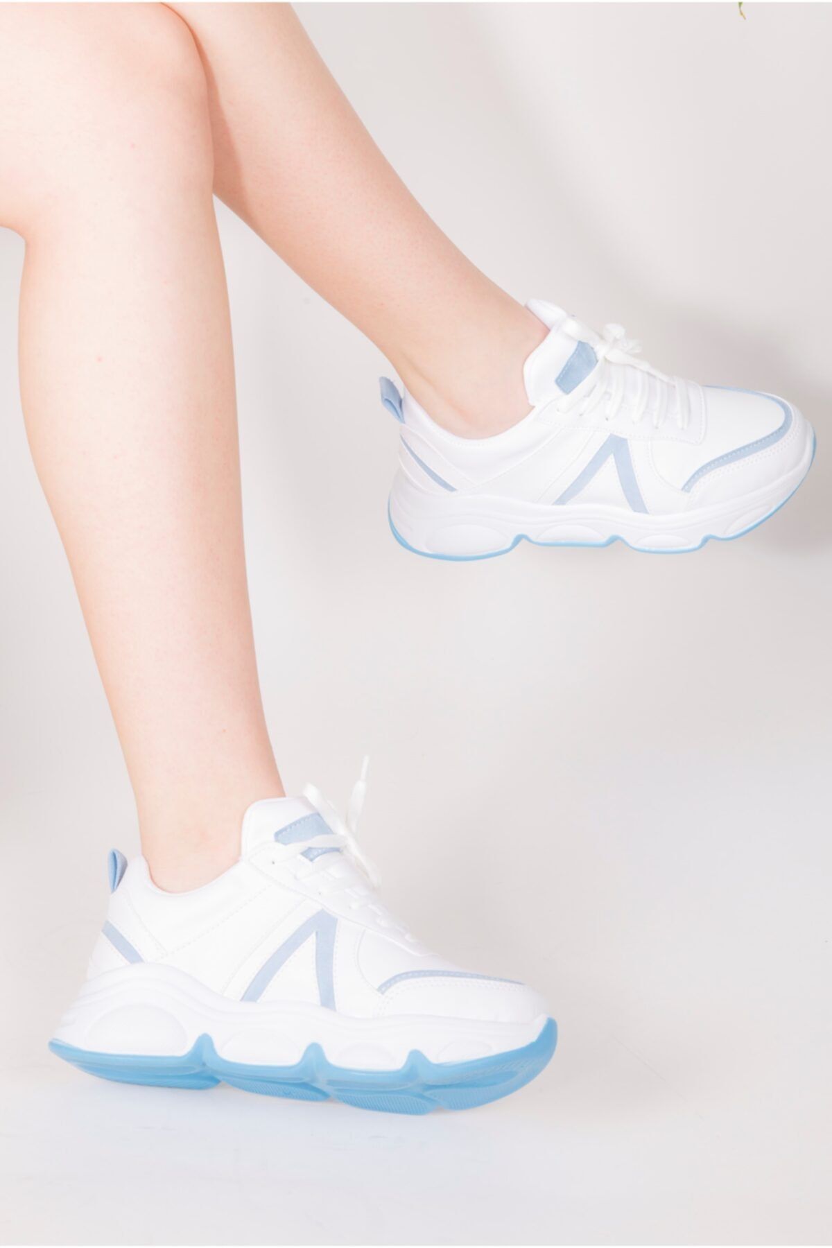 Kadın Beyaz Bağcıklı Spor Ayakkabı