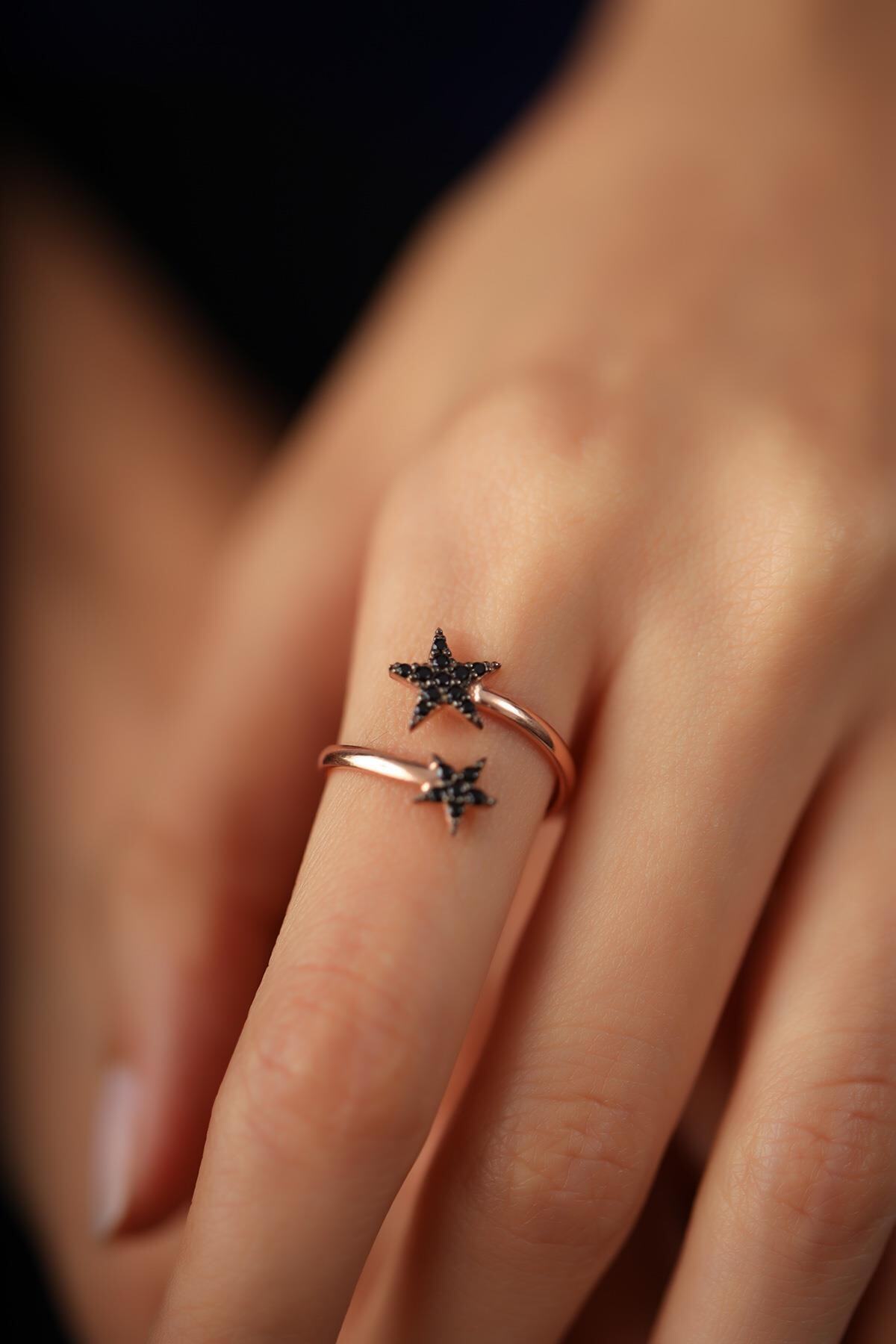 İzla Design Çift Yıldız Model Siyah Zirkon Taşlı Rose Kaplama Gümüş Yüzük