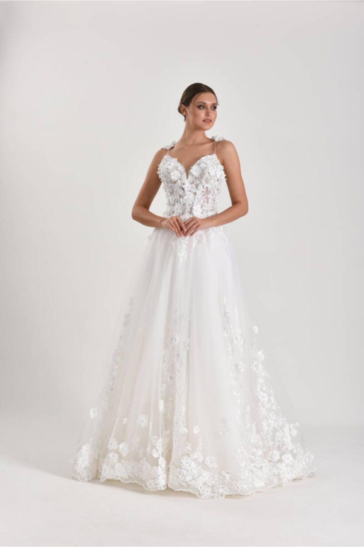 Mediha Cambaz Bridal Glam Sky Üç Boyutlu Dantelli Büyük Çiçekli Yüksek Etek Ucu Oymalı Gelinlik