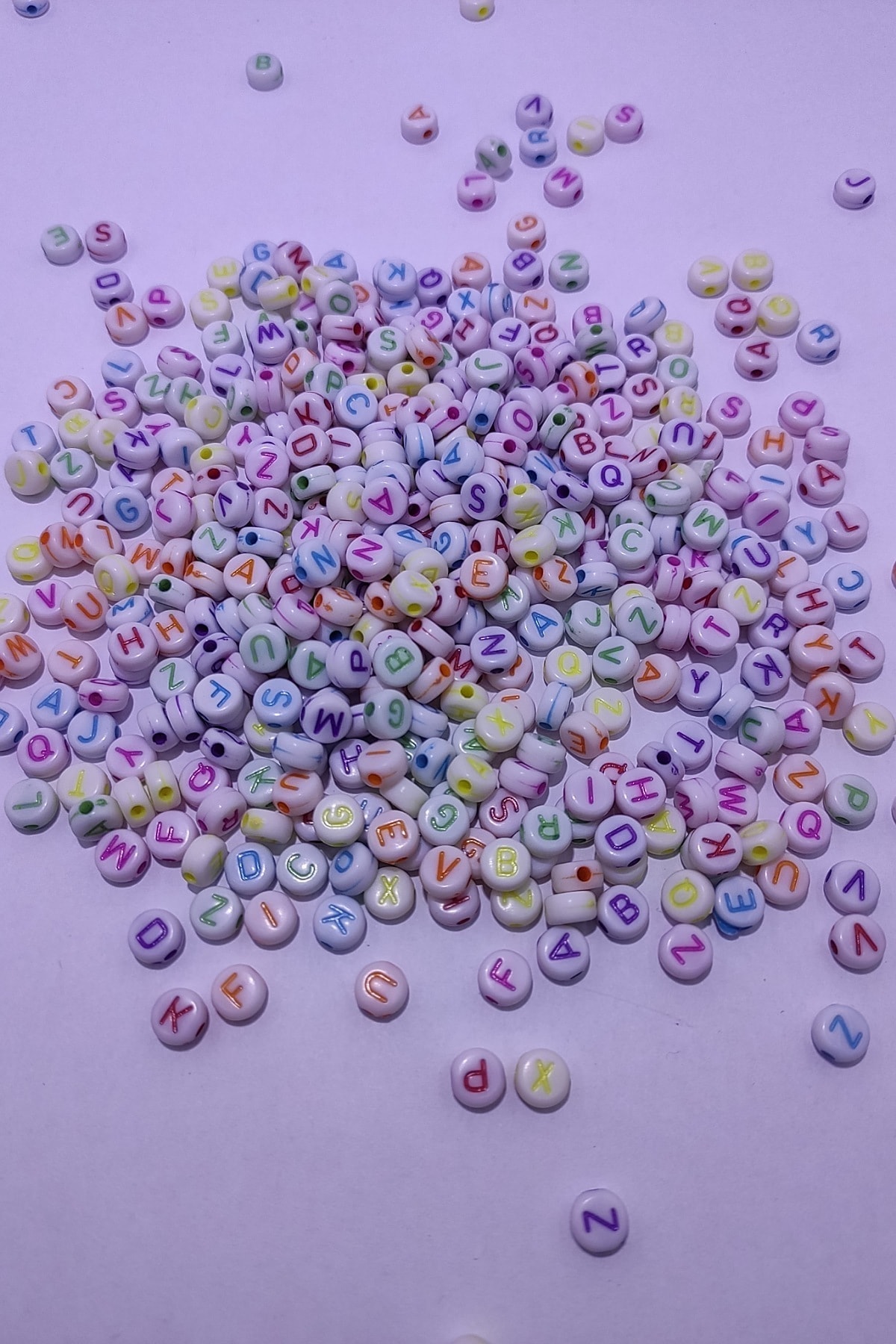 platin hediyelik 100 gram 600 Adet Açık Renkli Yassı Harf Boncuk Takı Boncuğu