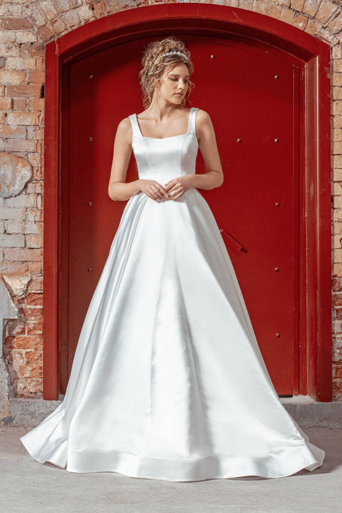 Mediha Cambaz Bridal Dark Kare Yakalı Saten Askılı Kırık Beyaz Pileli Kumaş Etek